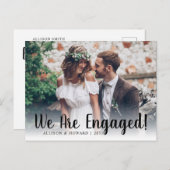 Moderne Wir sind Verlobte Foto Script-Verlobung Ankündigungspostkarte (Vorne/Hinten)
