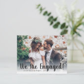 Moderne Wir sind Verlobte Foto Script-Verlobung Ankündigungspostkarte (Stehend Vorderseite)