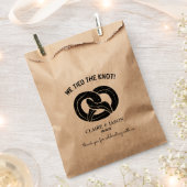 Moderne Wir tippten die Bretzel-Hochzeit des Knote Geschenktütchen (Ausgeschnitten)