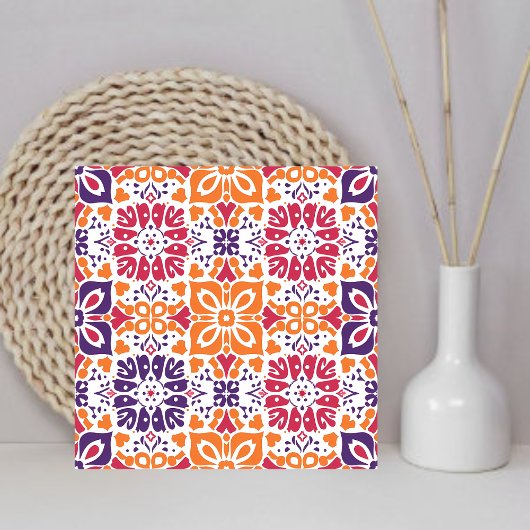 Moderne Wohngestaltung mit farbigen Mustern Fliese