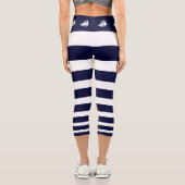 Moderne Yachten auf marineblau-weiß gestreift Capri Leggings (Rückseite)