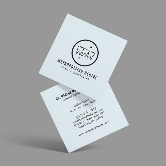 Moderne Zahnzähne schwarzes Logo auf blau Quadratische Visitenkarte