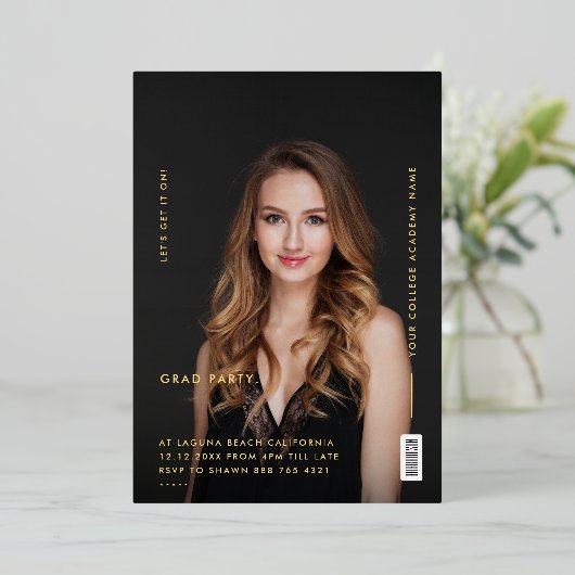 Moderne Zeitschrift Black and Gold Graduation Part Folieneinladung (Stehend vorne)