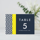 Moderne Zickzack Blue & Yellow Tischnummer Card (Stehend Vorderseite)