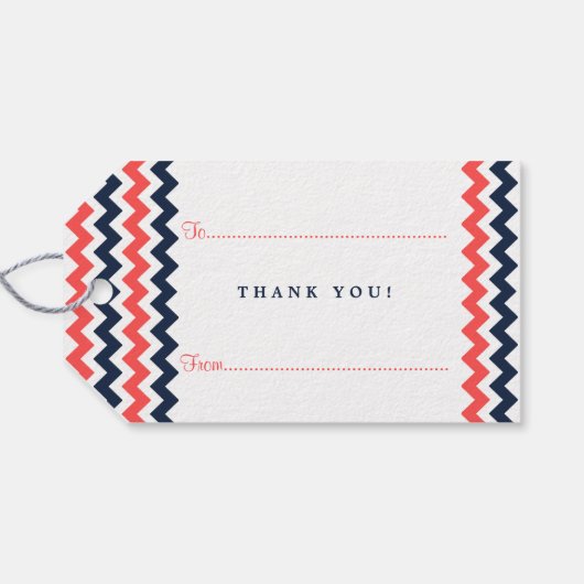 Moderne Zickzack Hochzeitskollektion Navy & Coral Geschenkanhänger (Rückseite Horizontal)