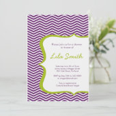 Moderne Zickzack Lila Gründusche Einladung (Stehend Vorderseite)