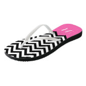 Moderne Zickzack Zigzag Monogram Girly Rose Pink Badesandalen (Schrägansicht)