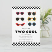 Moderne Zwei Coole Sonnenbrille Girl 2. Geburtstag Einladung (Stehend Vorderseite)