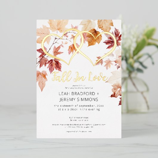 Moderne zwei Herzen fallen in Liebe Paare Dusche Folieneinladung (Stehend vorne)