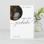 Moderne zweiköpfige Absolventin - Klasse 2025 Einladung (Stehend Vorderseite)