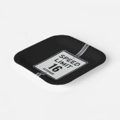 Moderner 16. Geburtstag-Speed-Schild Pappteller (Gewinkelt)