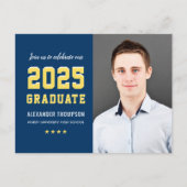 Moderner 2025 Graduate Navy Yellow Foto Abschluss Einladungspostkarte (Vorderseite)