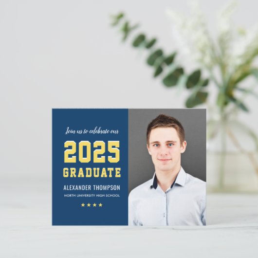 Moderner 2025 Graduate Navy Yellow Foto Abschluss Einladungspostkarte (Stehend Vorderseite)