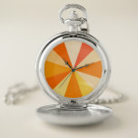 Moderner 60er der Pop-Kunst Funky geometrische Taschenuhr<br><div class="desc">Diese angesagte,  retro Kunst-Taschenuhr des Pops 60s-inspired hat die psychedelische orange Strahlen/Sonnendurchbruch,  die heraus in einem geometrischen Muster schießen. Dieses flippige,  unbedeutend,  UltraMod Entwurf hat zwölf helle Strahlen in unterschiedlichen Schatten der Orange,  die mit den zwölf Zahlen auf einer Uhr entsprechen. Sie ist,  Baby stark.</div>