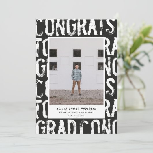 Moderner Abschluss aus schwarz-weiß grungeliertem Einladung (Stehend Vorderseite)