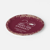 Moderner Abschluss Class Jahr Maroon Gold Confetti Pappteller (Schrägansicht)