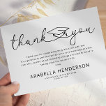 Moderner Abschluss Dankeschön Karte<br><div class="desc">Vielen Dank an Ihre Familie und Freunde für ihre Liebe und Unterstützung mit einem stilvollen Abschluss danke Ihnen Karte! Mit einem schlichten Hintergrund mit den Worten "danke" in einem modernen Script-Schriftart, der eine Mortarboard-Kappe enthält, wird Ihre Karte den Namen, die Schule und das Jahr des Absolventen sowie eine personalisierte Danknote...</div>