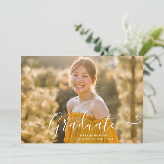 Moderner Abschluss für das White Script-Graduate-F Ankündigung (Stehend Vorderseite)