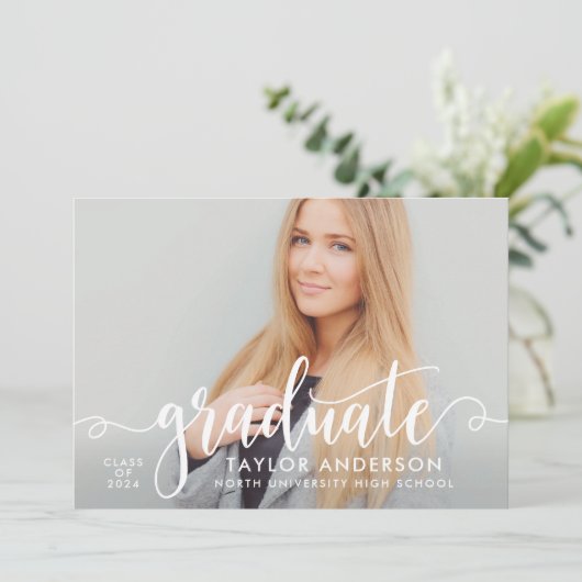 Moderner Abschluss für das White Script-Graduate-F Einladung (Stehend Vorderseite)