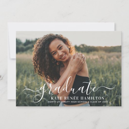 Moderner Abschluss für das White Script-Graduate-F Einladung (Vorderseite)