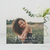 Moderner Abschluss für das White Script-Graduate-F Einladung (Stehend Vorderseite)