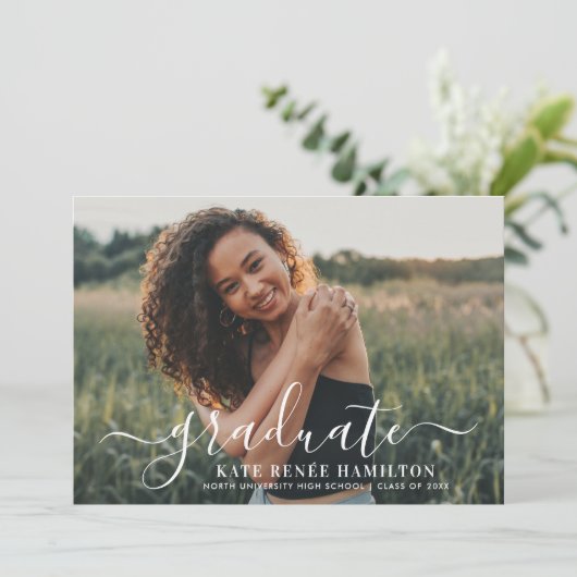 Moderner Abschluss für das White Script-Graduate-F Einladung (Stehend Vorderseite)