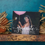 Moderner Abschluss für das White Script-Graduate-F Fotoplatte (Seite)