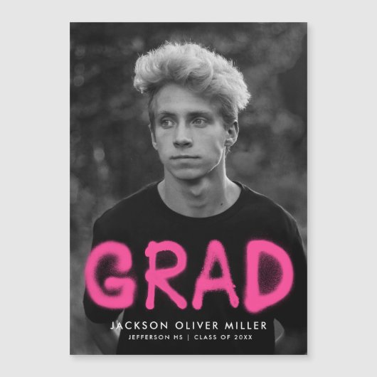 Moderner Abschluss für Hot-Pink-Spray Paint-Foto Magneteinladung (Vorderseite)