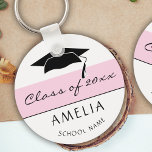 Moderner Abschluss für Pink-Klasse und Graduate Na Schlüsselanhänger<br><div class="desc">Moderne und einfache rosa Klasse der Abschluss Schlüsselanhänger mit einem Graduiertennamen,  Schulname und schwarzen Graduiertenkappe. Rosa Streifen auf weißem Hintergrund. Personalisieren Sie den Schlüsselanhänger und machen Sie ein großartiges personalisiertes Geschenk und halten Sie für einen Absolvent.</div>