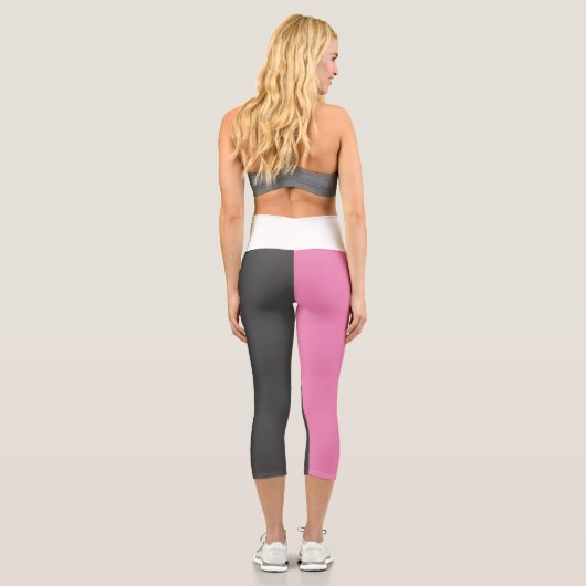 Moderner Abschluss in Rosa, Weiß und Grau Capri Leggings (Rückseite)