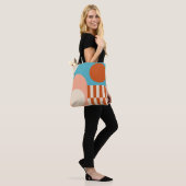 Moderner abstrakter geometrischer Hintergrund mit Tasche (Am Model)