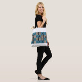 Moderner abstrakter geometrischer Hintergrund mit Tasche (Am Model)