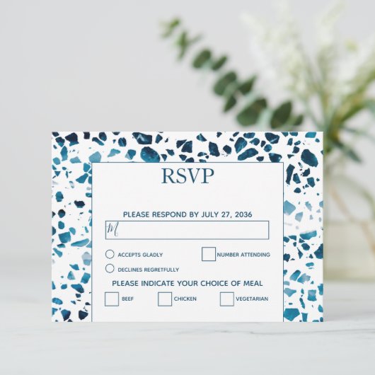 Moderner Abstrakter Terrazzo Mosaic Blue Wedding R RSVP Karte (Stehend Vorderseite)