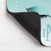 Moderner Aquamariner Glitzer Lashes Monogram Mousepad (Ecke)
