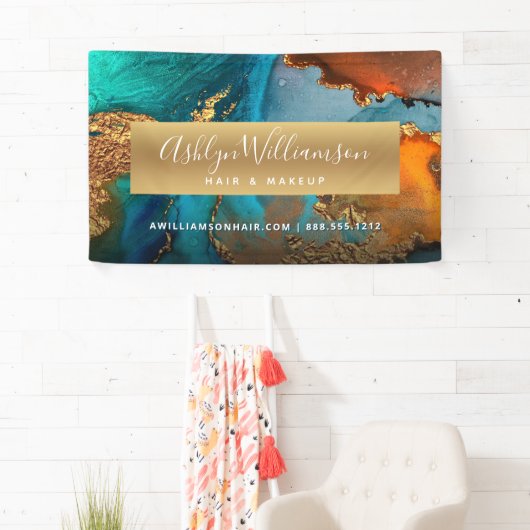 Moderner Aquarellsalon mit goldfarbenem türkisfarb Banner (Insitu)