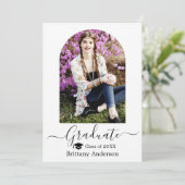 Moderner Arch Cap Calligraphy Abschluss Ankündigung (Stehend Vorderseite)