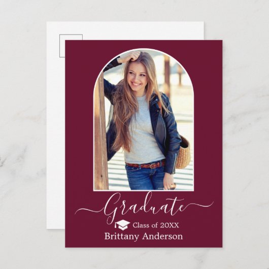 Moderner Arch Cap Calligraphy Burgundy Abschluss Postkarte (Vorne/Hinten)