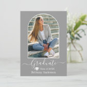 Moderner Arch Cap Calligraphy Grau-Abschluss Ankündigung (Stehend Vorderseite)