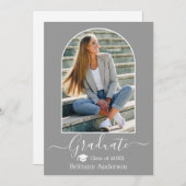 Moderner Arch Cap Calligraphy Grau-Abschluss Ankündigung (Vorne/Hinten)