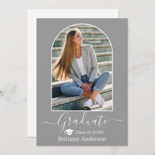 Moderner Arch Cap Calligraphy Grau-Abschluss Ankündigung (Vorne/Hinten)