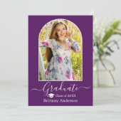 Moderner Arch Cap Calligraphy Lila Abschluss Ankündigung (Stehend Vorderseite)