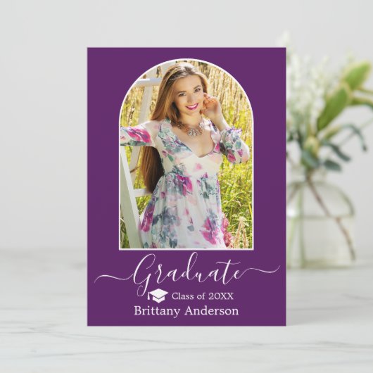 Moderner Arch Cap Calligraphy Lila Abschluss Ankündigung (Stehend Vorderseite)