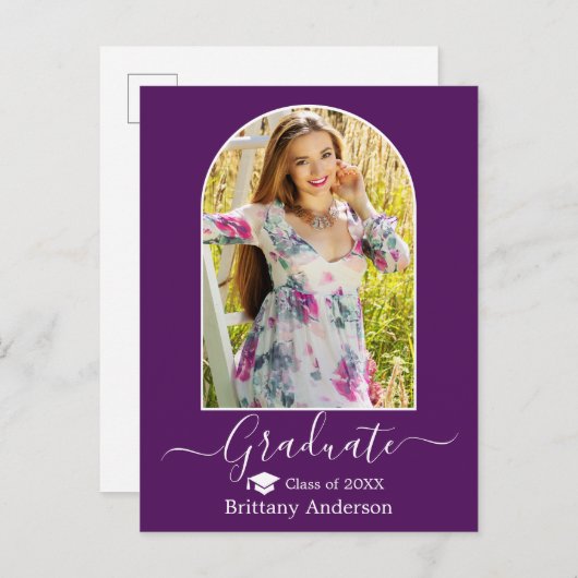 Moderner Arch Cap Calligraphy Lila Abschluss Postkarte (Vorne/Hinten)