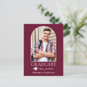 Moderner Arch Grad Cap Burgund Abschluss Postkarte (Stehend Vorderseite)