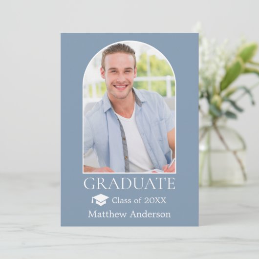 Moderner Arch Grad Cap Dusty Blue Abschluss Ankündigung (Stehend Vorderseite)