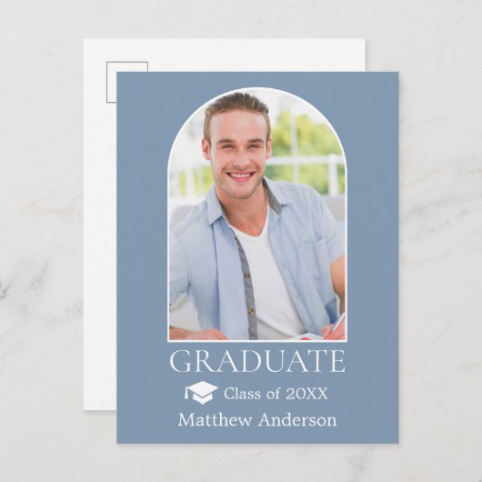 Moderner Arch Grad Cap Dusty Blue Abschluss Postkarte (Vorne/Hinten)