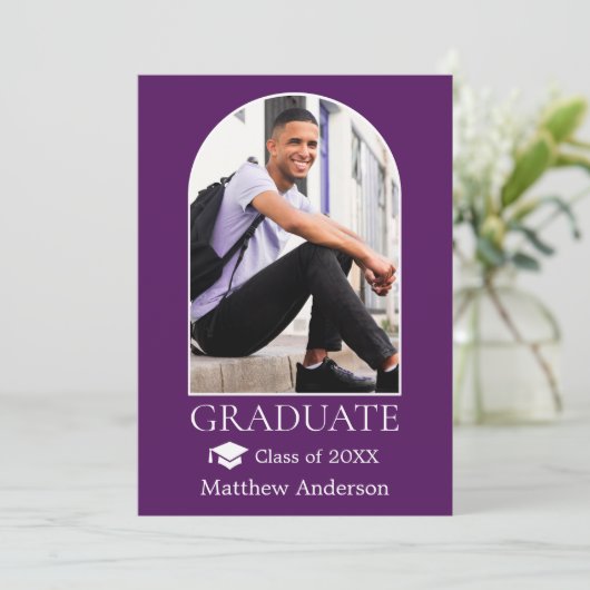 Moderner Arch Grad Cap Lila Abschluss Ankündigung (Stehend Vorderseite)