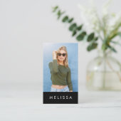 Moderner, auf schwarz-minimalistischem Foto QR-Cod Visitenkarte (Stehend Vorderseite)