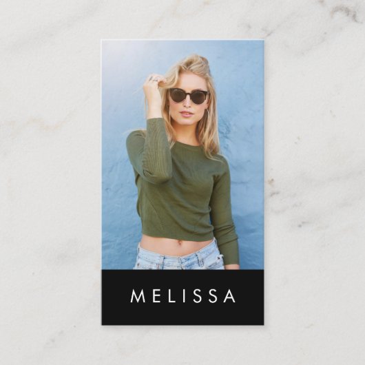 Moderner, auf schwarz-minimalistischem Foto QR-Cod Visitenkarte (Vorderseite)