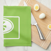 Moderner Baum aus dem Mittelalter auf Grün Geschirrtuch (Viertel Falte)